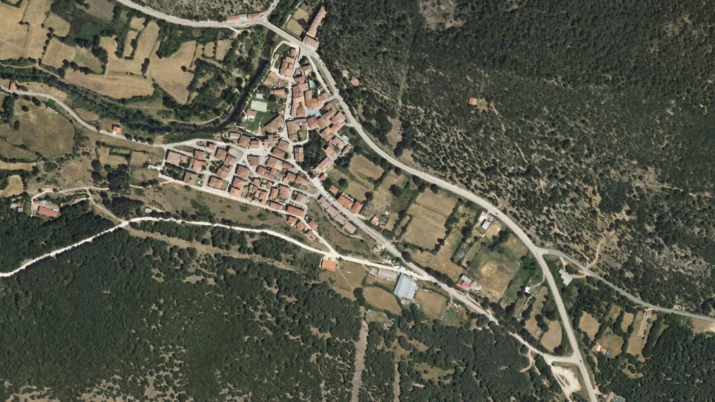 Vista aérea de Molinos de Duero: el pueblo rodeado de robledal y pinar