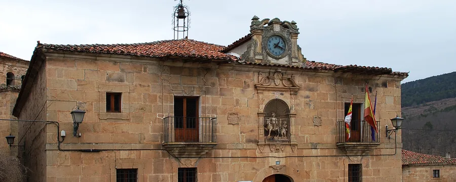El ayuntamiento de Molinos de Duero, de 1789, con su reloj y su escudo