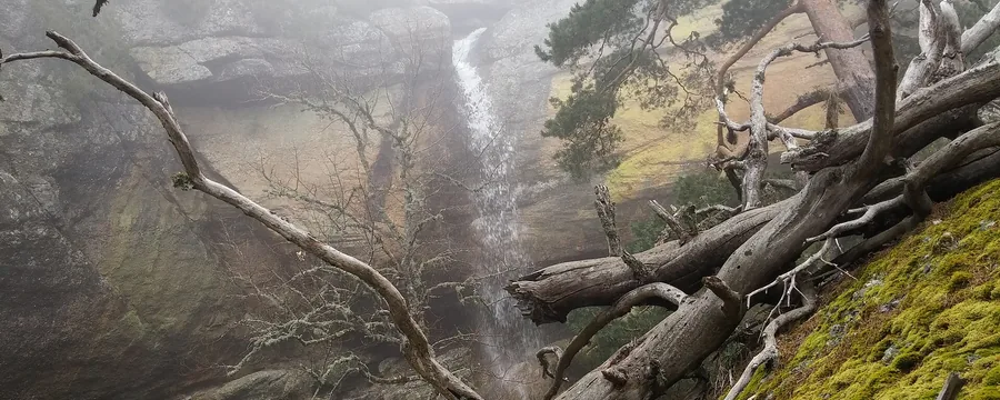 La cascada del deshielo entre la niebla, en la cabecera del Duero