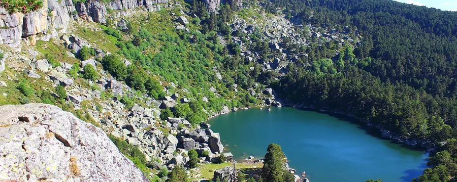 La Laguna Negra encajada entre las paredes de roca de la sierra de Urbión
