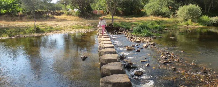 Pasaderas de piedra para cruzar el Duero a su paso por Molinos