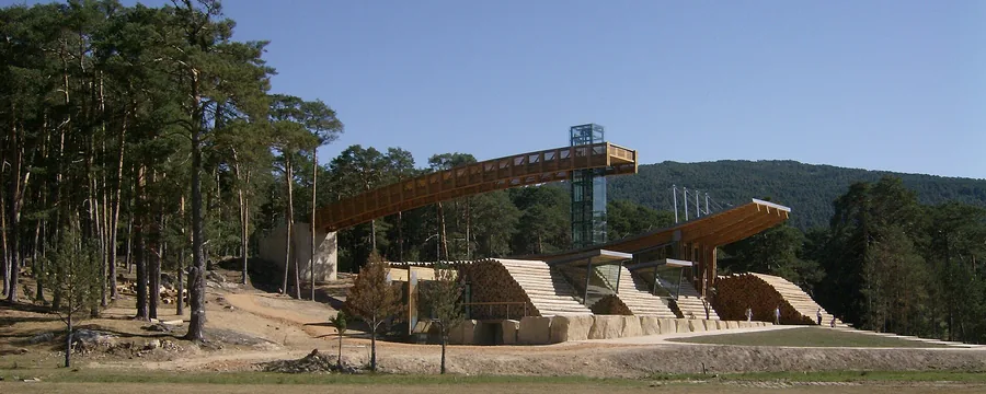 La Casa de la Madera de Revenga, con su pasarela elevada entre los pinos