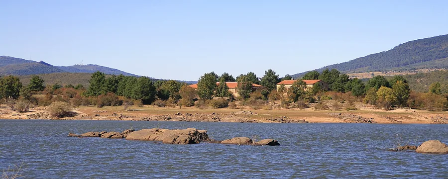 La orilla de arena del embalse de la Cuerda del Pozo, con la sierra al fondo