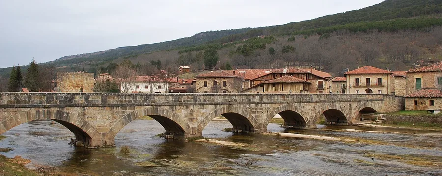 El puente de piedra sobre el Duero a su paso por Salduero