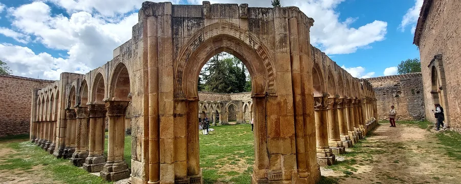Los arcos del claustro de San Juan de Duero, en Soria