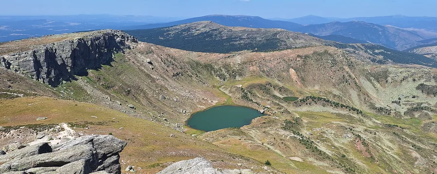 Panorámica de la sierra de Urbión con una laguna glaciar al fondo del valle
