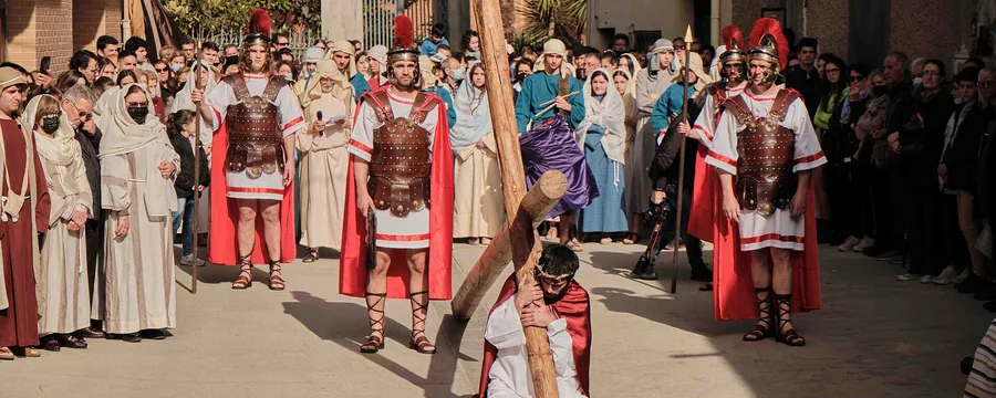 Escena de un vía crucis viviente representado en la calle