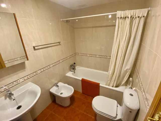 Baño completo con bañera, bidé y lavabo