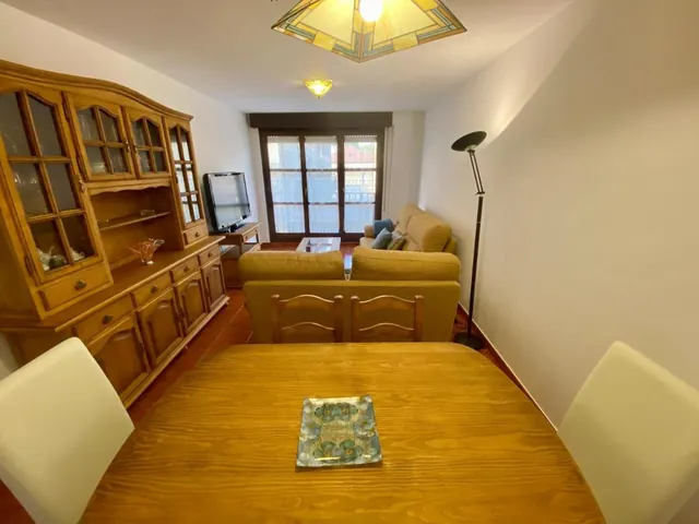 Mesa de comedor junto al salón
