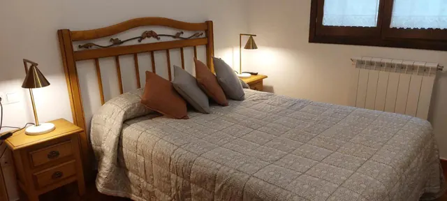 Cama doble con cabecero de madera