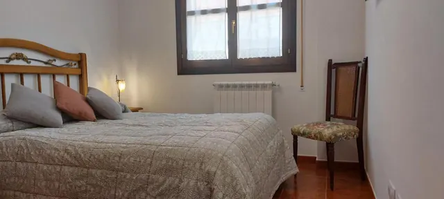 Dormitorio con cama doble