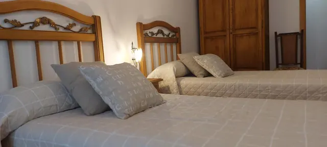 Dormitorio con dos camas individuales y armario