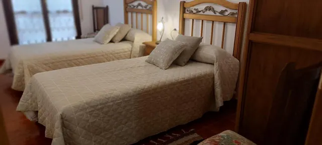 Dormitorio con dos camas individuales
