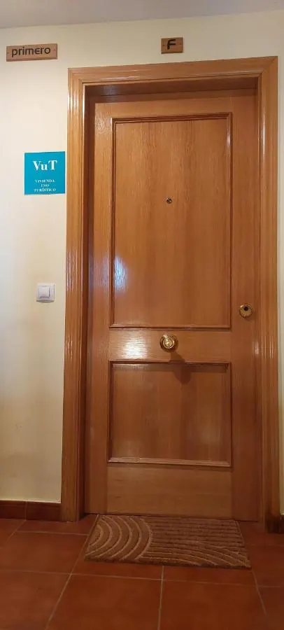 Puerta de entrada de madera del apartamento