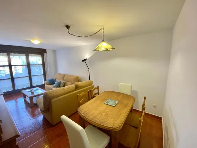 Otra vista del salón, con la mesa de comedor al fondo