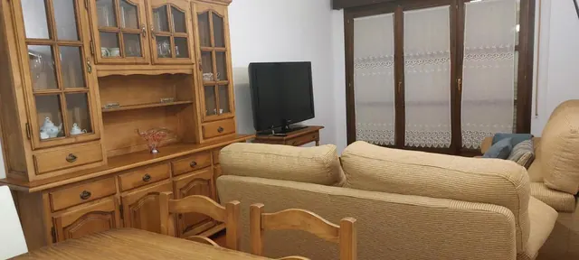 Aparador de madera y televisión en el salón