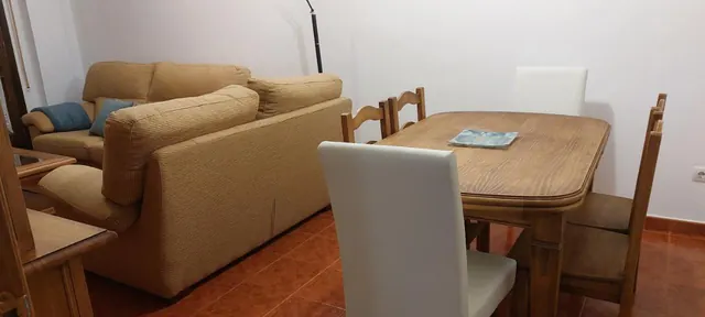 Salón y comedor: sofá, mesa y sillas