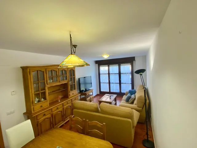 Salón y comedor con el aparador y la televisión